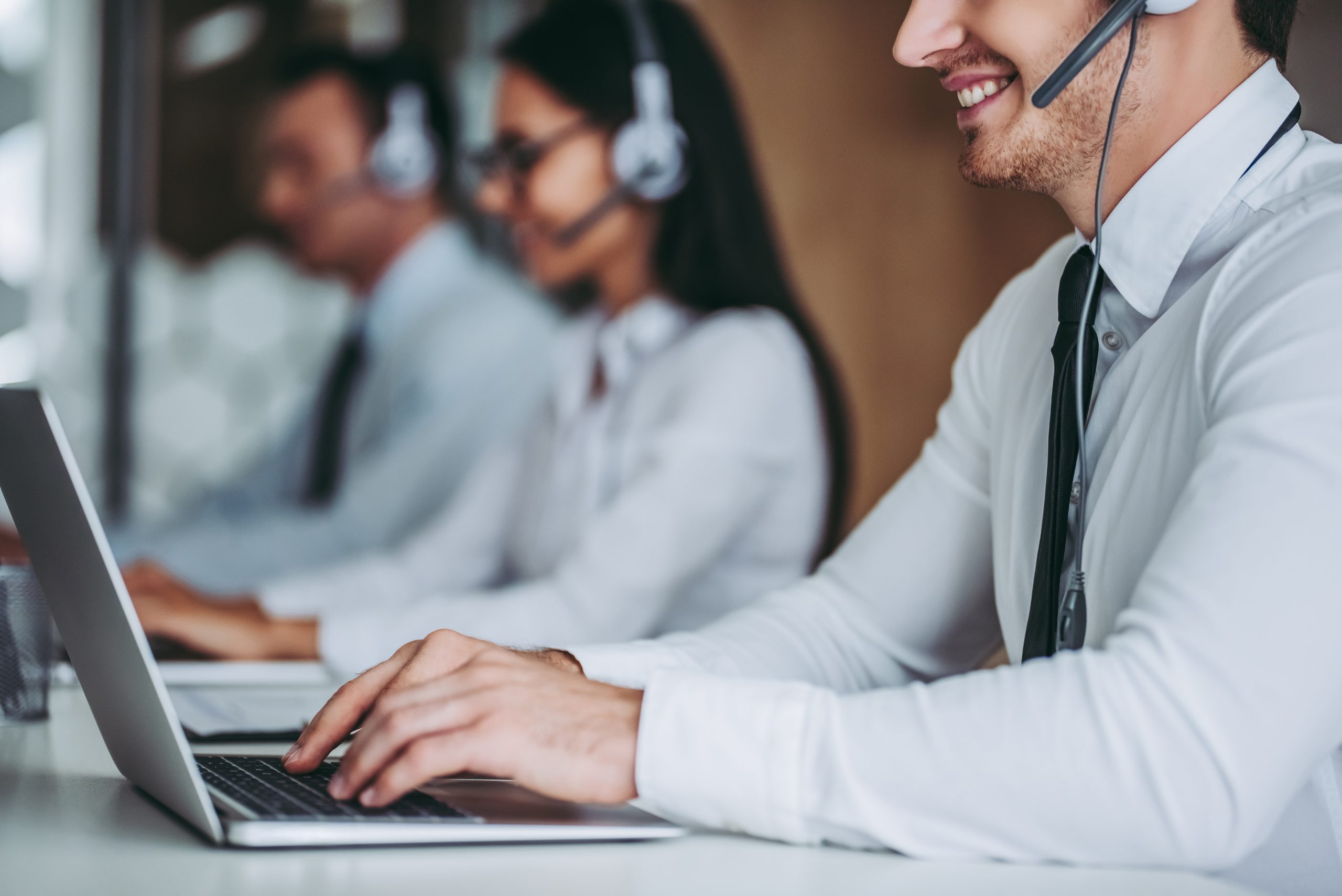 Fotografia de operadores de call center em linha