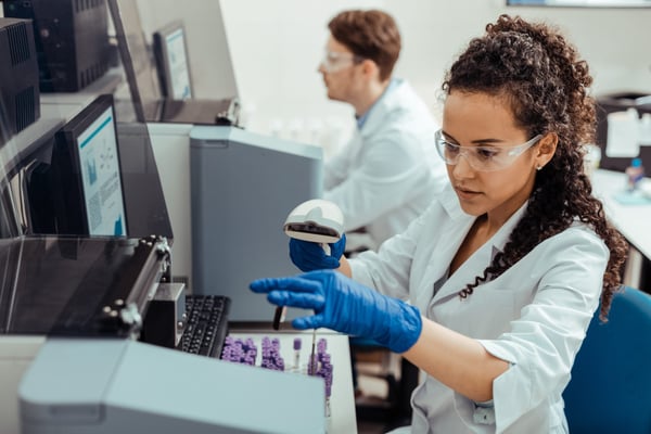 Fotografia de mulher em laboratório escaneando amostra