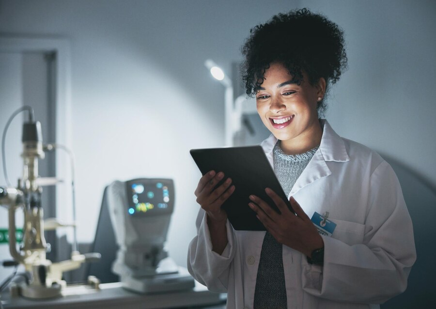 medica-de-tablet-e-mulher-negra-no-hospital-para-pesquisa-de-consulta-on-line-ou-telessaude-a-noite-tecnologia-de-clinica-de-saude-e-medica-feliz-com-tela-sensivel-ao-toque-para-aplicativo-de-bem-estar_59046-2