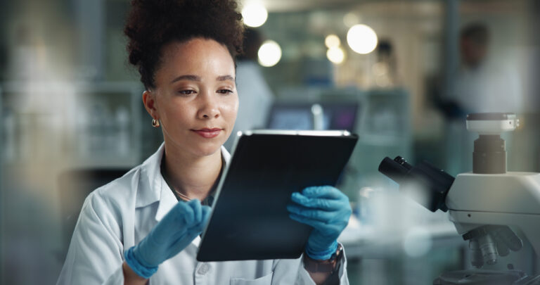 Actiz LIMS otimiza laboratórios com rastreabilidade, automação de processos e conformidade ISO 17025, aumentando produtividade e eficiência.