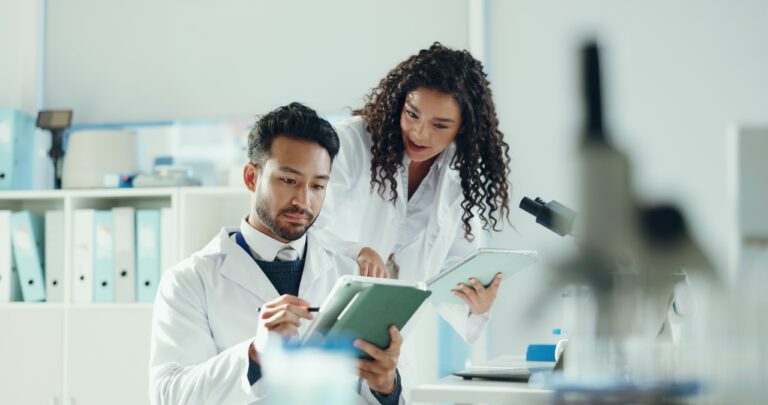 Equipe de laboratório preparando documentos para auditoria com suporte de LIMS