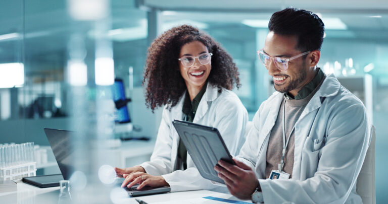 Profissional em laboratório analisando relatórios digitais em tela de LIMS, representando custos, ROI e eficiência em processos laboratoriais.