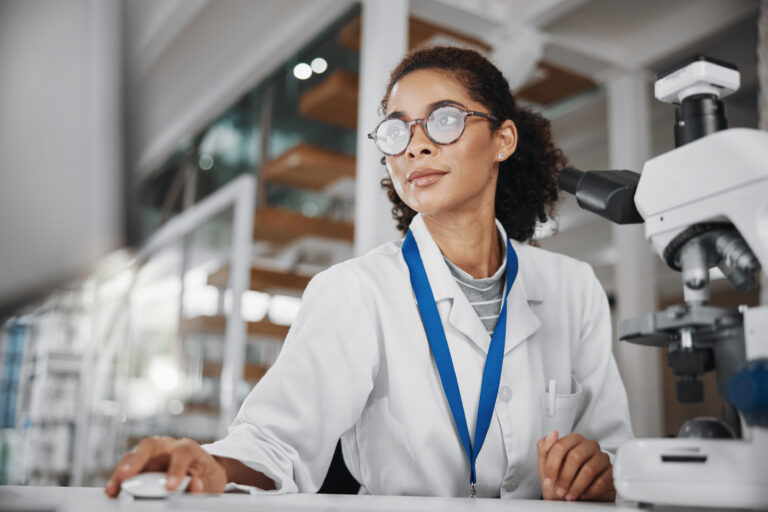 Cientista realizando integração de instrumentos com LIMS.