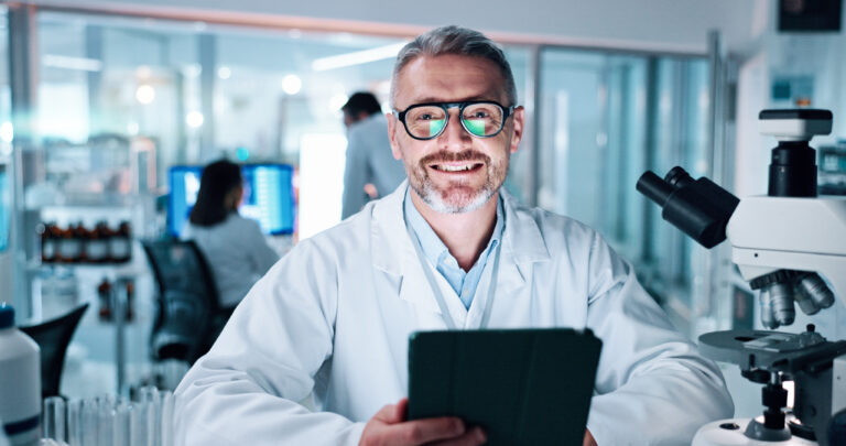 Cientista utilizando LIMS para eliminar tarefas repetitivas.