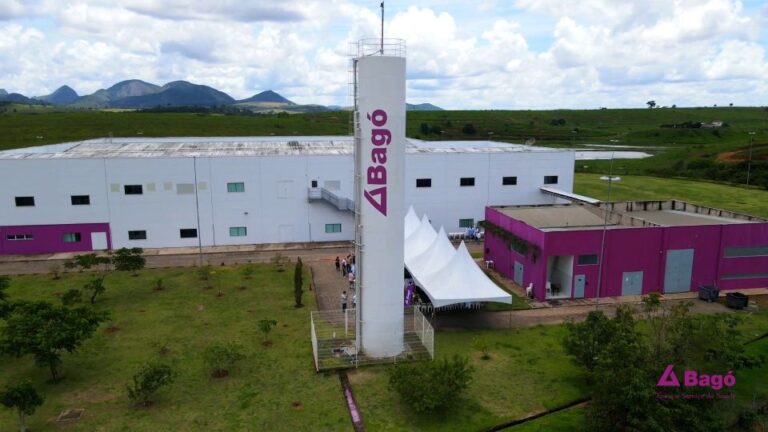 Fábrica da Laboratórios Bagó, vista aérea com torre de água e galpões industriais.
