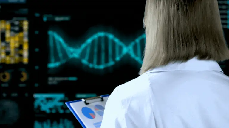 Analista com prancheta de gráficos diante de tela com hélice de DNA, implementação da RDC 512/21.