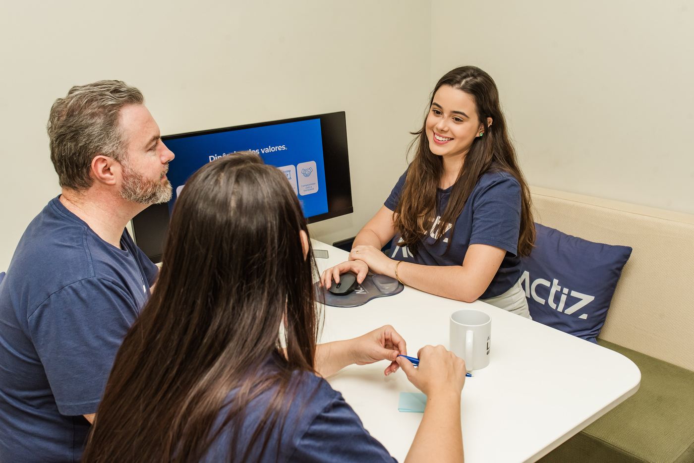 Equipe Actiz em reunião discutindo processos