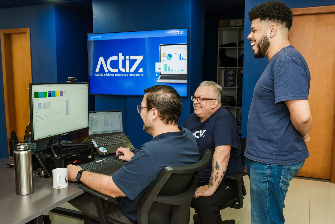 Equipe Actiz analisando dashboard do sistema Actiz