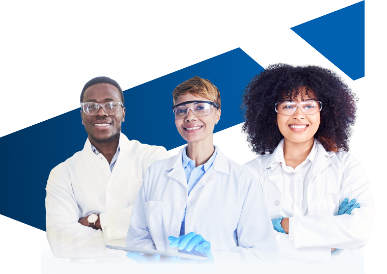 Equipe de profissionais de laboratório usando jalecos e óculos de proteção, representando a plataforma LIMS da Actiz