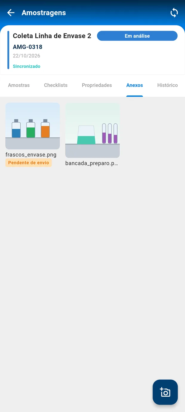 Aba Anexos de uma amostragem no App de Coleta, com duas fotos anexadas e o botão de câmera; uma das fotos aparece como Pendente de envio