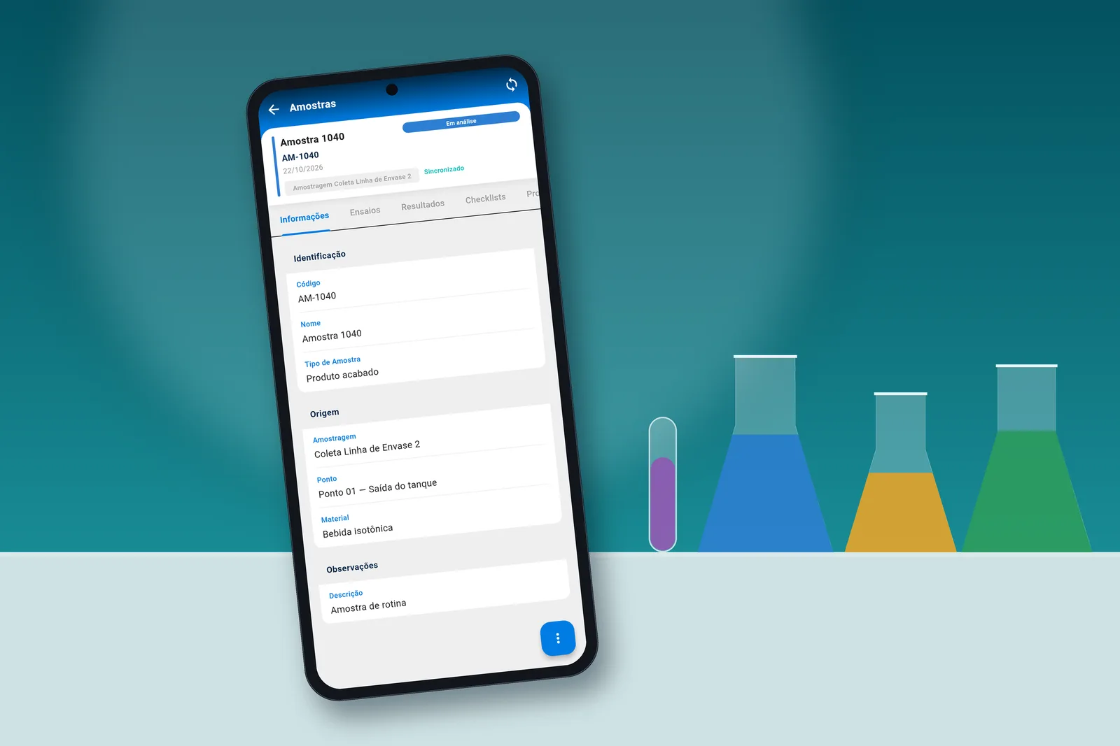 Celular com o App de Coleta aberto no detalhe de uma amostra, ao lado de vidraria de laboratório